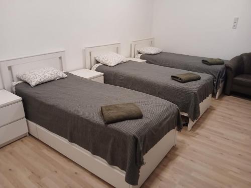3 twin beds