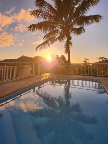 Haut de villa 100m2 avec piscine vue sur les saintes et la souffriere in Trois-Rivieres