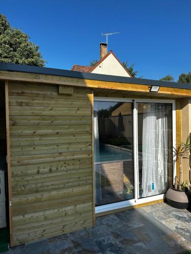 Зовнішній вигляд готелю, Sauna et jacuzzi privatifs in Лінас