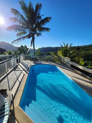 Haut de villa 100m2 avec piscine vue sur les saintes et la souffriere in Trois-Rivieres