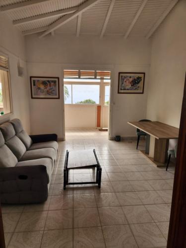Haut de villa 100m2 avec piscine vue sur les saintes et la souffriere in Trois-Rivieres