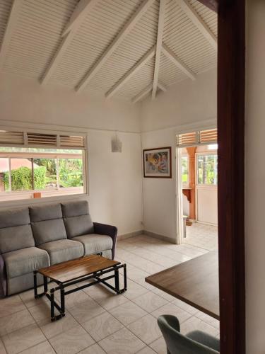 Haut de villa 100m2 avec piscine vue sur les saintes et la souffriere in Trois-Rivieres