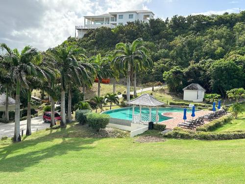 Peldbaseins, Breathtaking Views Private 1 Bed Villa in Freetown