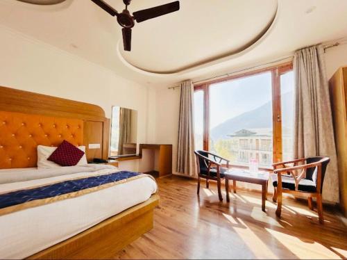 The Manali Castle cottage - A Luxury Stay With Mountain Views, Parking & Garden – khách sạn tại Aleo