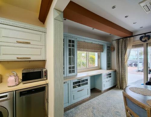 7 Bdr Villa with Heated Pool & Spa in Mazotos