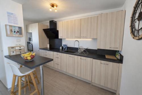 Sea View Riviera, Charmant 3 pieces vue mer panoramique, 2 chambres, 4P, PK, AC in Laval