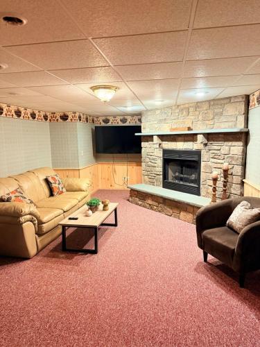 Dotări, Riverside Retreat in Catskill Mountains with Pool, Hot Tub & Game Room in Clarks Summit (PA)