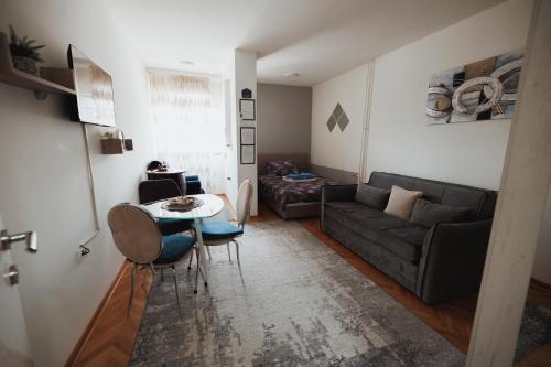 LUX Apartman Jugi PARKING public free, Novi Pazar