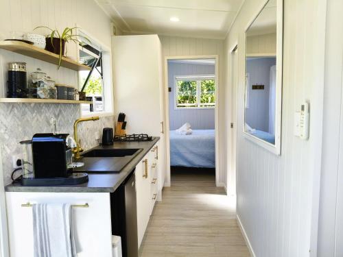Tiny Tranquility at Lake Tarawera Retreat in 塔拉韋拉湖