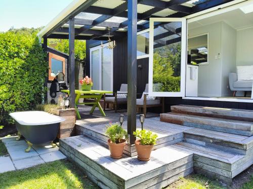 Tiny Tranquility at Lake Tarawera Retreat in 塔拉韋拉湖