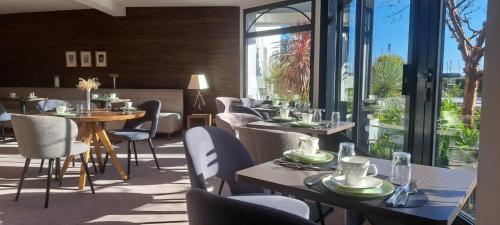 Зовнішній вигляд готелю, Hôtel Restaurant Les Ormes, The Originals Relais in Barneville-Carteret