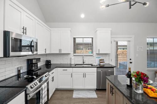 Ethels Digs with Hot Tub in Fredericksburg, USA