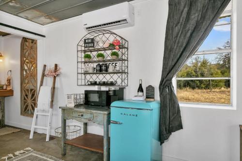 Coco Casita Hot Tub - 4 miles to Downtown Fred in Fredericksburg, USA