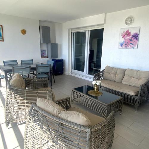 Joli T2 tout confort, piscine, superbe terrasse à 300m de la plage