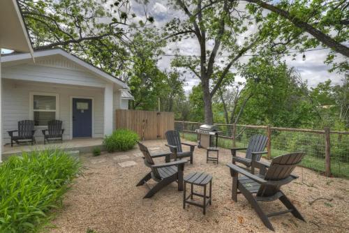 The Grove E with Hot Tub & King Bed - 2 blks to Main