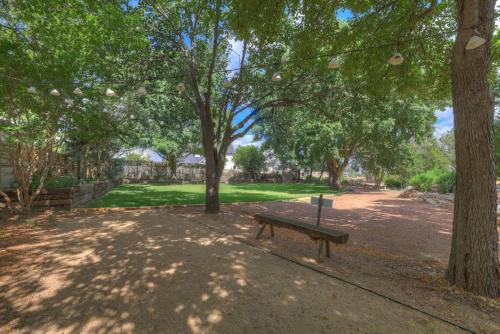 The Willows Casa Grande + Sundown Suite Sleeps 13 - Close to Main St, Fredericksburg