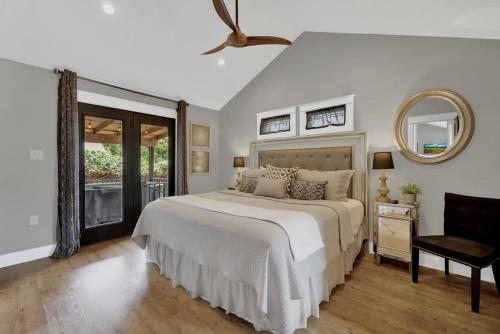 Alcove: Steps to Main St-High End Home w/Hot-tub! in Fredericksburg, USA