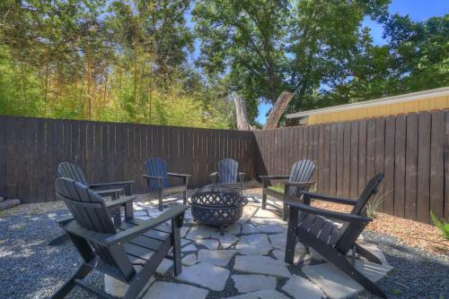 Southern Charm - Near Main With Hot Tub in Fredericksburg, USA