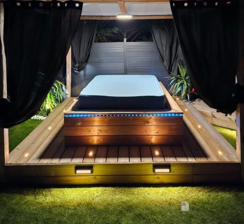 salle de cinéma et jaccuzi