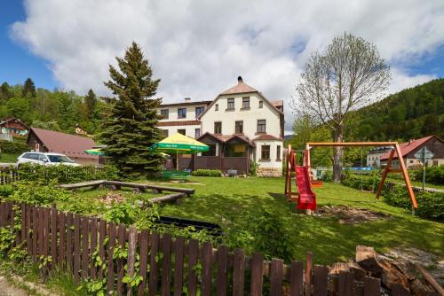 Spēļu laukums, Bouda Morava - snídaně v ceně - klidné Krkonoše (Bouda Morava - snidane v cene - klidne Krkonose) in Dolni Dvur