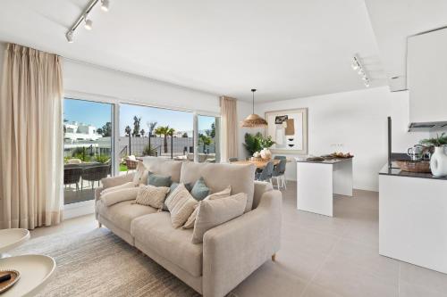 Luxury Sunny Apt in Acqua Gardens with Terrace