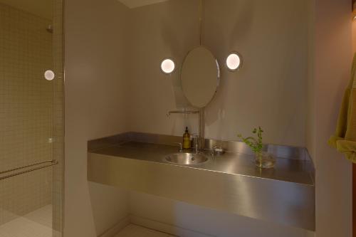 Pocketbook Hotel and Baths - image 4