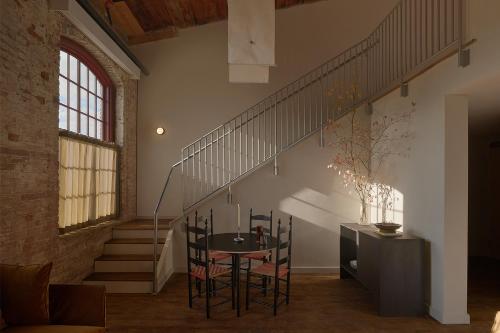 Pocketbook Hotel and Baths - image 10