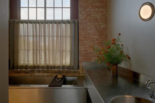 Pocketbook Hotel and Baths - image 8