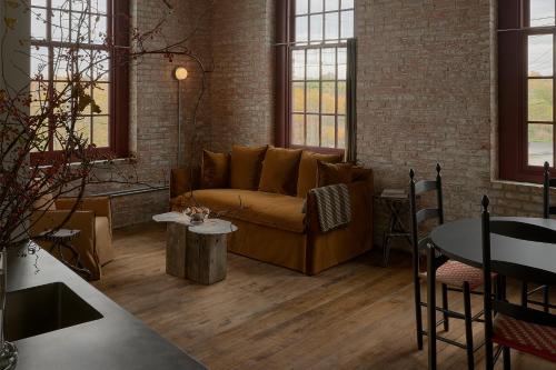Pocketbook Hotel and Baths - image 9