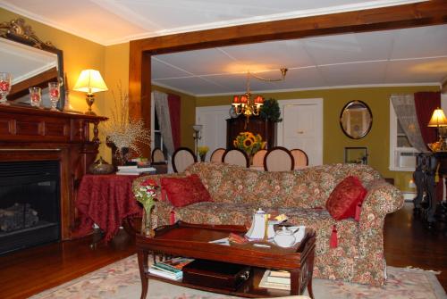 Arbor View House Bed and Breakfast in East Marion, USA