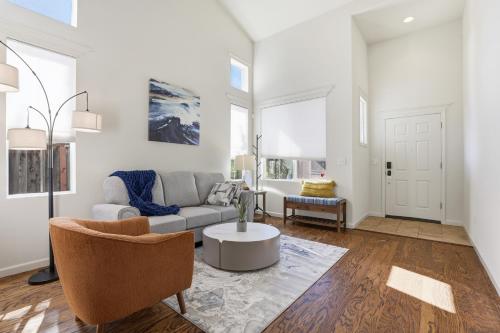 Modern Spacious 3 BD/2.5 BA | King Suite | Office in Dublin (Kalifornia)