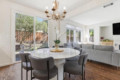 Modern Spacious 3 BD/2.5 BA | King Suite | Office in Dublin (Kalifornia)