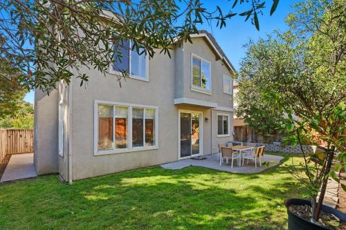 Modern Spacious 3 BD/2.5 BA | King Suite | Office in Dublin (Kalifornia)