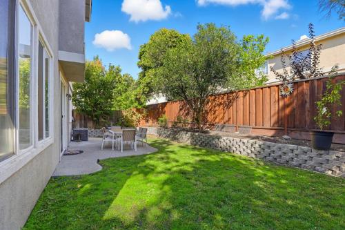 Modern Spacious 3 BD/2.5 BA | King Suite | Office in Dublin (Kalifornia)