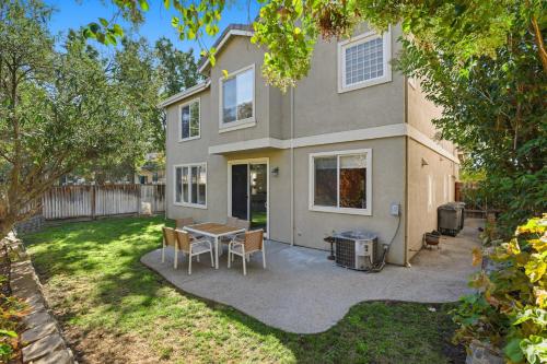 Modern Spacious 3 BD/2.5 BA | King Suite | Office in Dublin (Kalifornia)