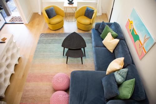 Geometric Loft: renovated, hip, pets, pool/spa in Solana Beach, USA