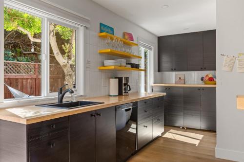 Geometric Loft: renovated, hip, pets, pool/spa in Solana Beach, USA