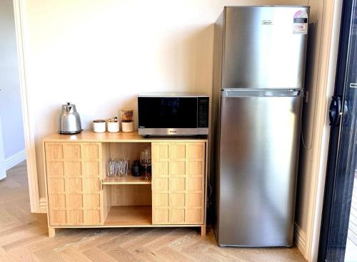 Kitchen, Luxury Hillside Escape with Scenic Views & Cozy Stay in Eltham
