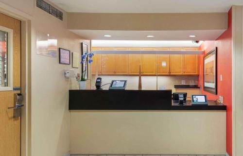 Előcsarnok, Extended Stay America Select Suites - Atlanta - Buckhead in Pine Hills Szomszédság