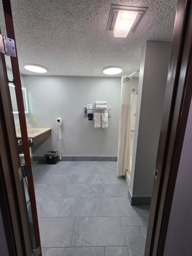 Super 8 by Wyndham Emporia - image 36