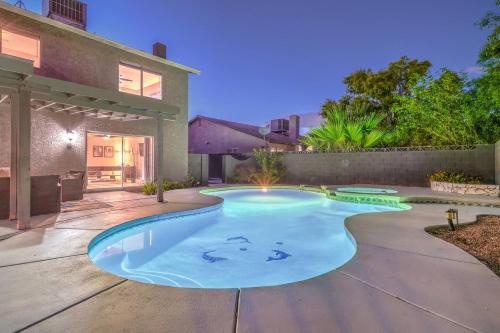 静 Tokyo Escape - Chinatown Heated Pool Retreat near the Strip with Hot Tub, Pool Table, Dog Friendly, Las Vegas