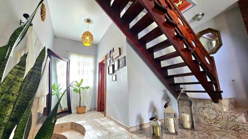 Rusty Blue 3br Modern House by Airport up to Slps 14 – khách sạn tại Burrell Boom
