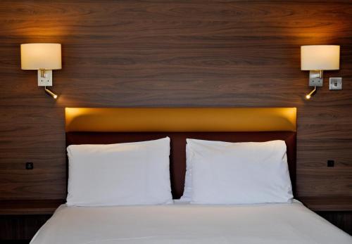 2 twin beds