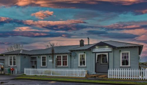 Ruapehu's OLD POST OFFICE - Simple & Elegant 1-3 Bdr East Wing in Owhango