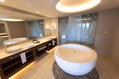 room detail thumbnail 2