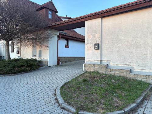 Podkrovni garsonka s parkovanim zdarma in Prague 20