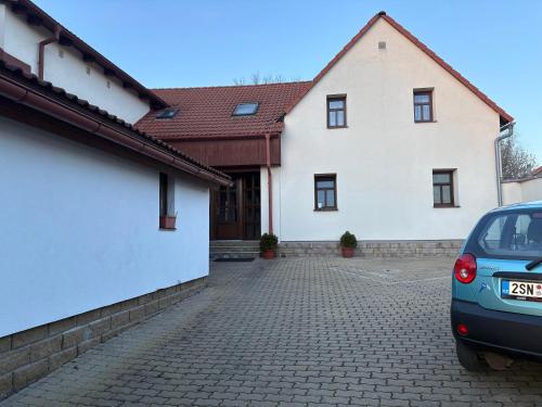 Podkrovni garsonka s parkovanim zdarma in Prague 20