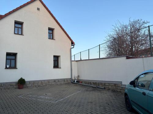 Podkrovni garsonka s parkovanim zdarma in Prague 20