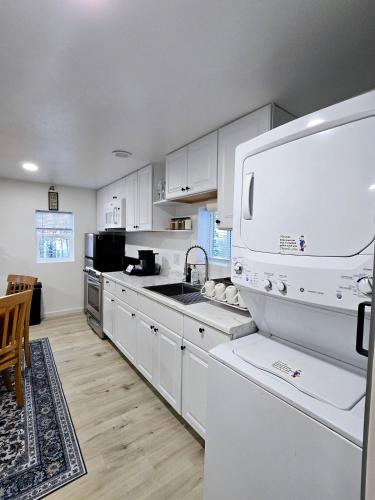 Fairbanks Hillside Cabin with Northern Lights Views in College (AK)