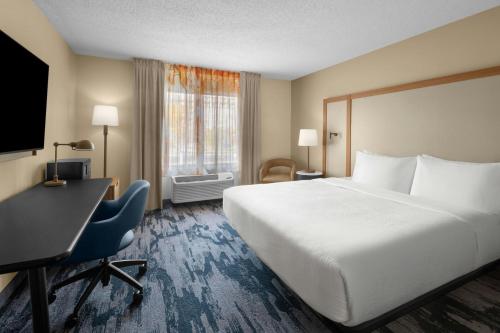 King Room with Roll-in Shower - Mobility Accessible